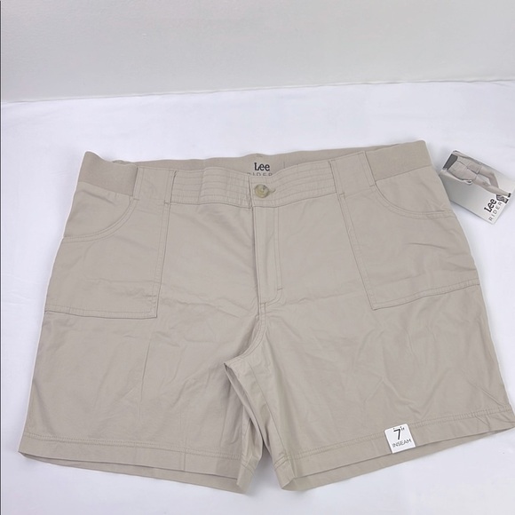 Lee Riders New Women’s 18M Pockets Mid Rise 7”Inseam Shorts - Picture 1 of 8